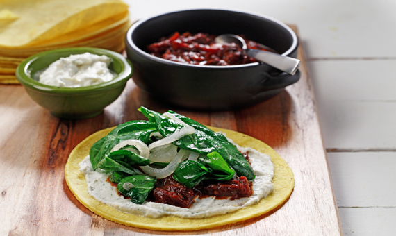 Dobladitas con quelites y salsa de tomate 