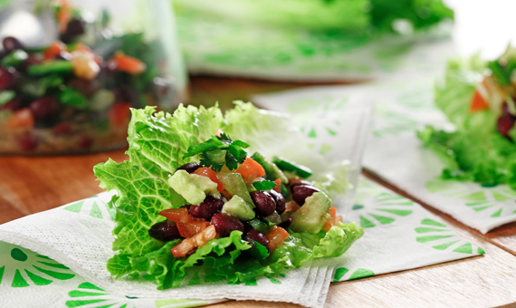 Ensalada de tomatillos v frijoles negros 