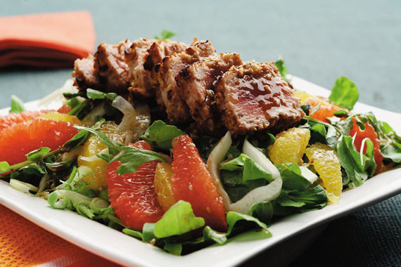 Ensalada de atún con aderezo de limón y soya