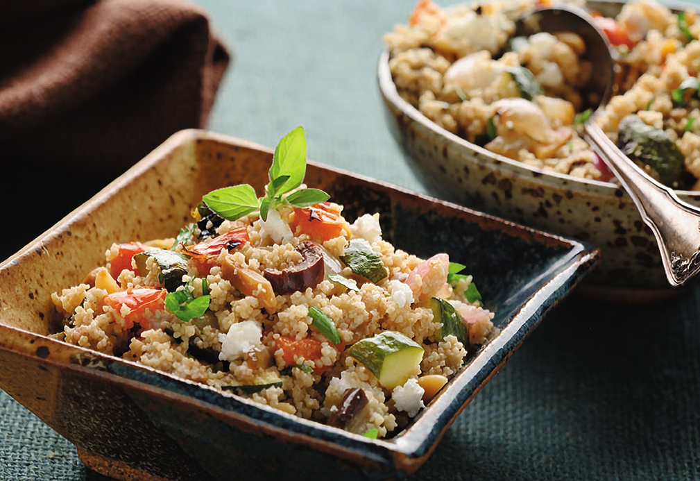 Ensalada mediterránea con verduras asadas y cuscús de trigo entero