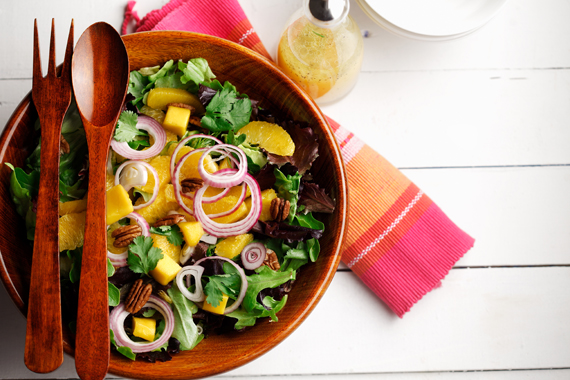 Ensalada verde surtida con mango y nueces