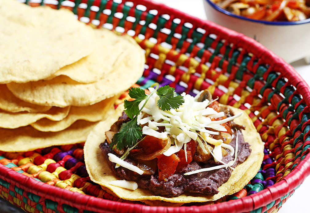 Tostada de champiñones y frijoles