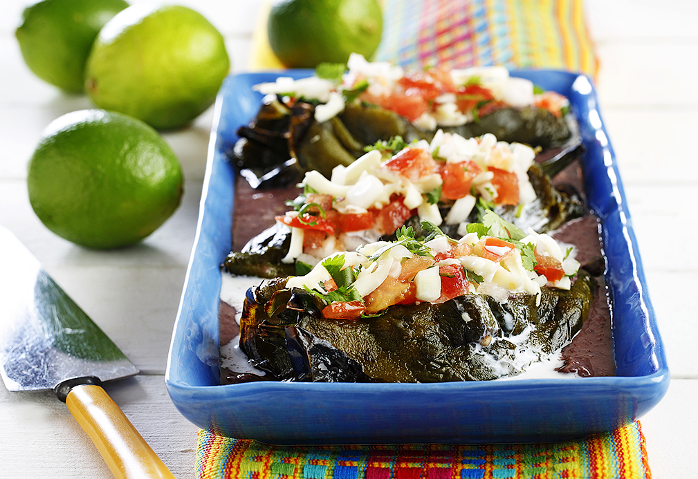 Chiles poblanos rellenos con salsa de frijoles negros