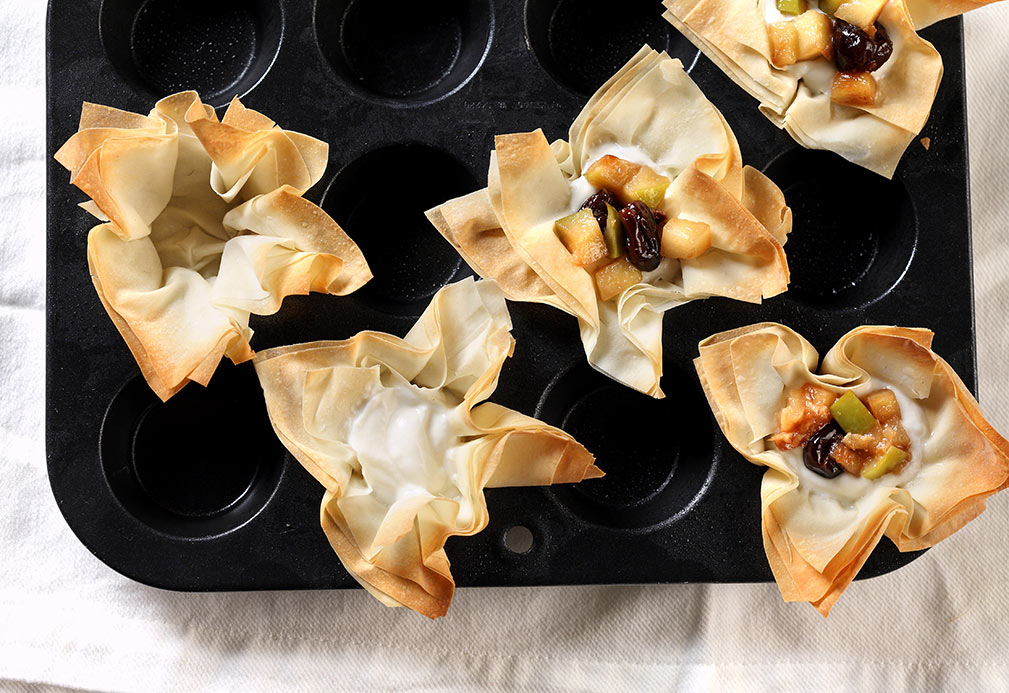 Tartelettes sucrées de yogourt avec garniture de pomme et gingembre