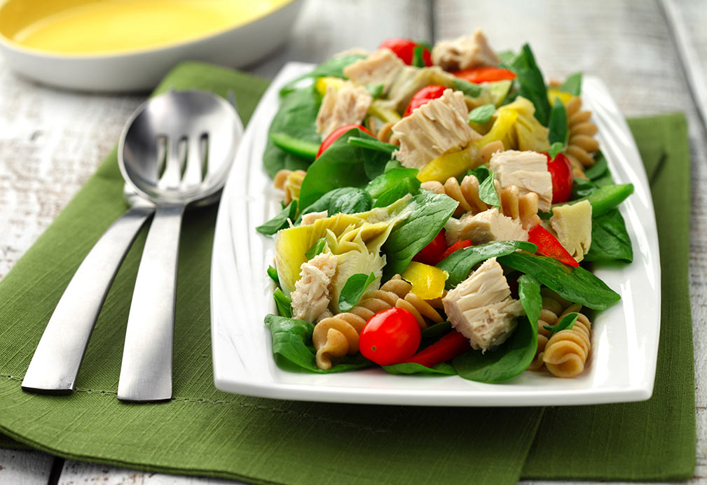 Ensalada de pasta rotini con alcachofas, espinaca y atún 