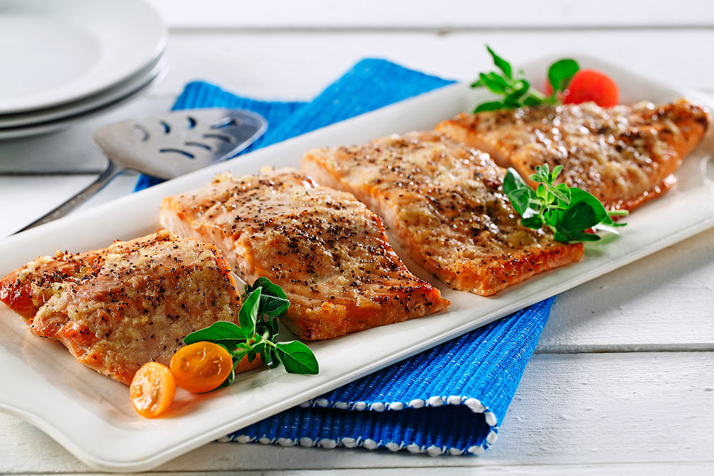 Baked Salmon, with Honey, Garlic and Ginger recipe made with canola oil by Chef Guadalupe García de León