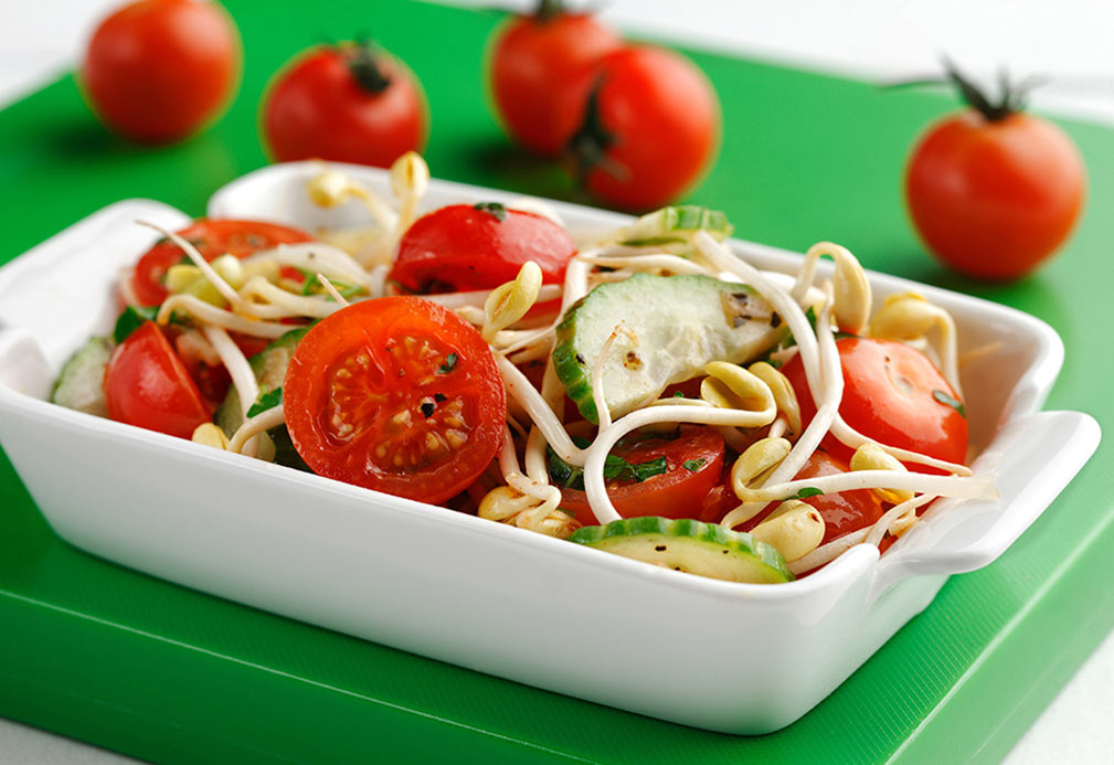 Salade de tomates et fèves germées