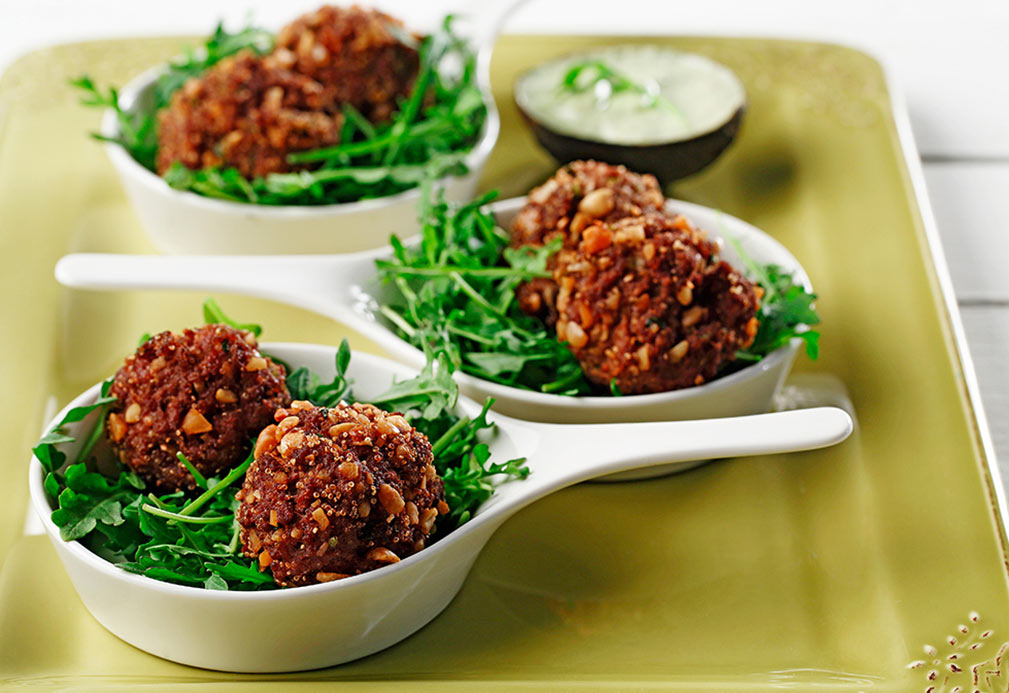 Albóndigas de carne de res y cacahuates con aderezo de aguacate 