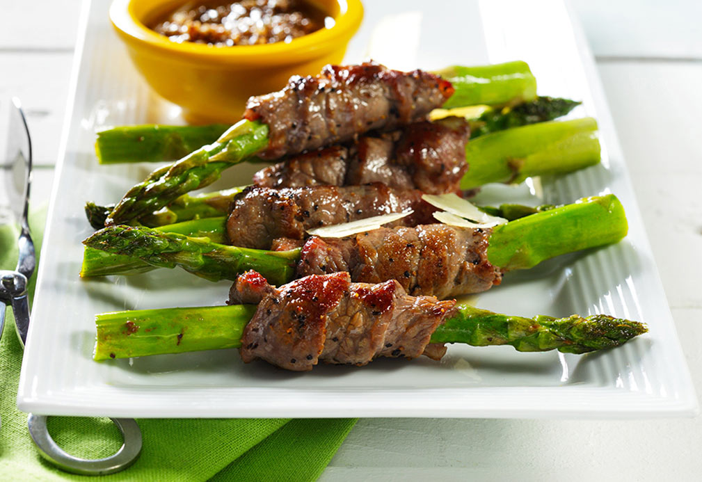 Beef Wrapped Asparagus Spears with Sesame and Chipotle Sauce recipe made with canola oil by Alfredo Oropeza