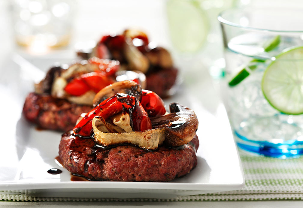 Hamburger de bison sans pain avec légumes sautés et reduction de balsamique