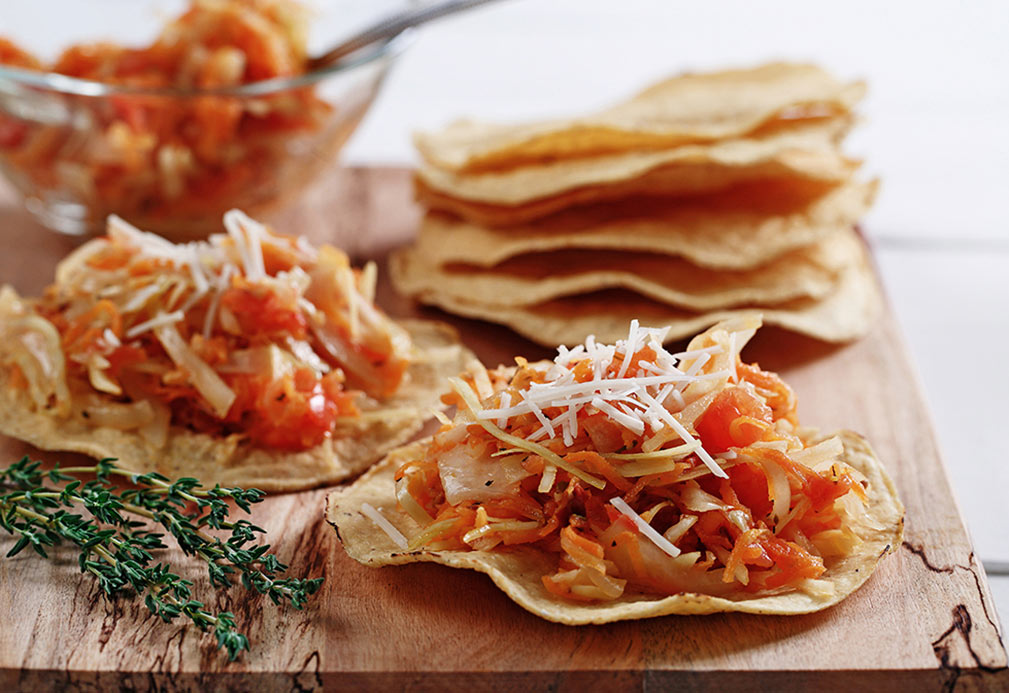 Tostadas de tinga de zanahorias y col 