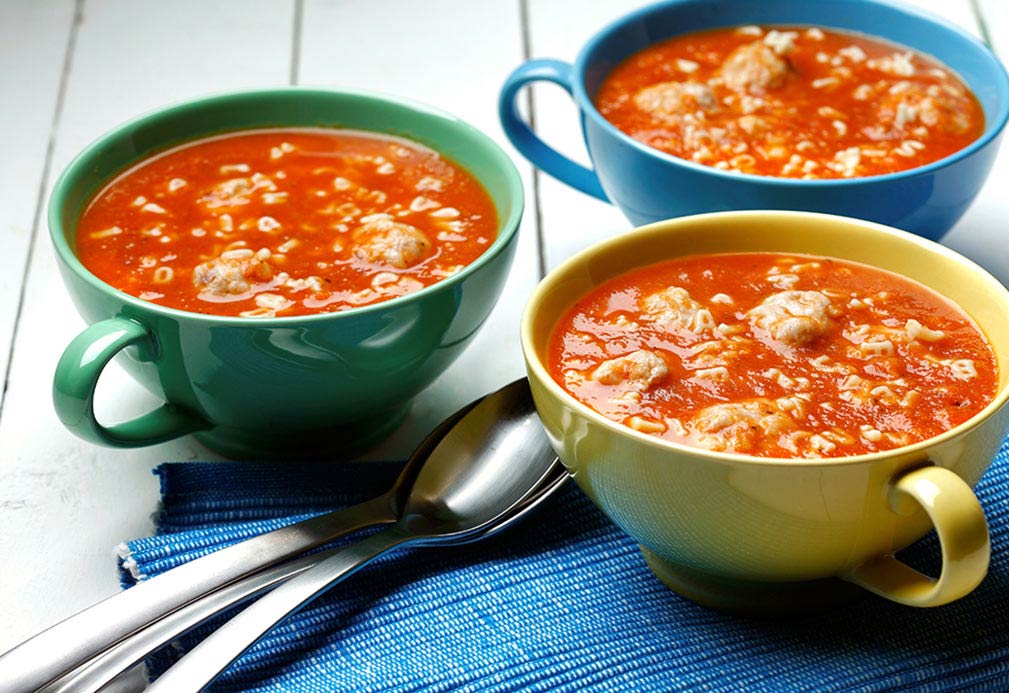 Sopa cremosa de letras con albóndigas y pollo