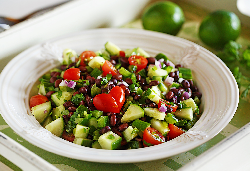 Ensalada de pepino y salsa de frijoles negros 