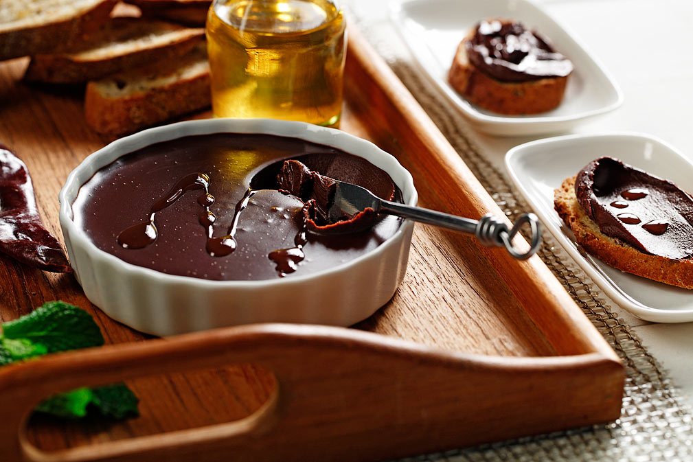 Paté de chocolate oscuro con una infusión de aceite de canola y chile