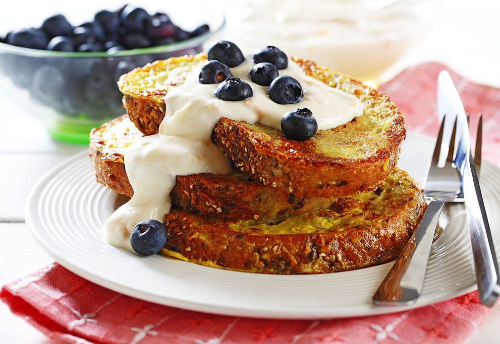 Pain doré avec bleuets et sauce crémeuse aux abricots