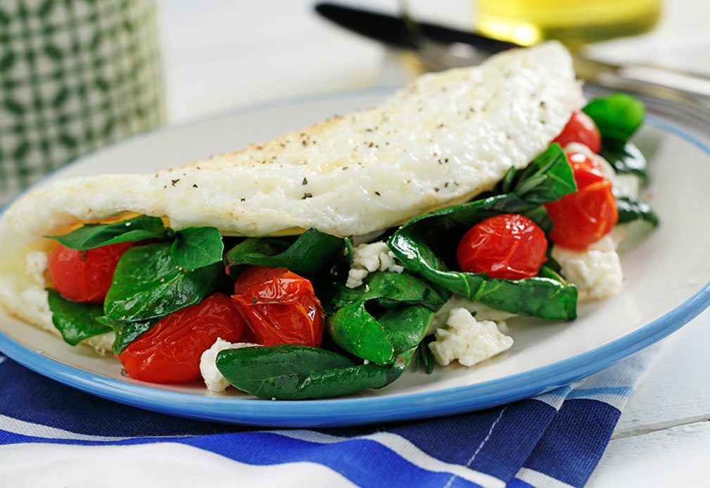 Omelette de espinaca fresca y tomate dulce con feta