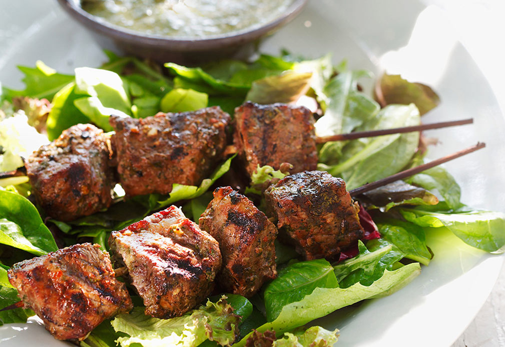 Brochetas de carne de res a la parrilla con chimichurri