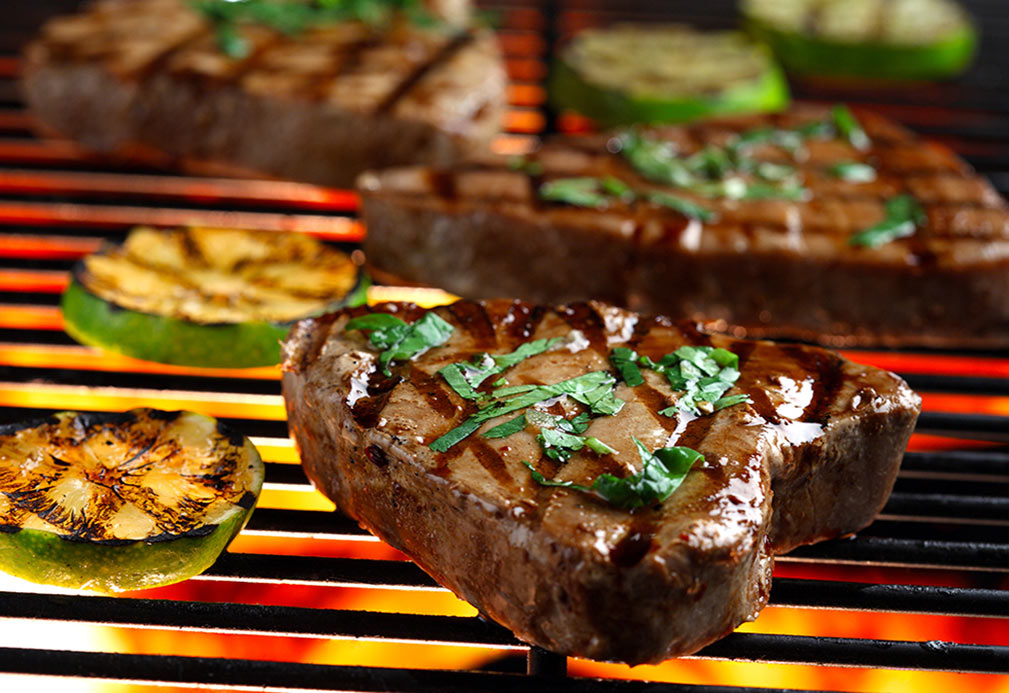 Filetes de atún a la parrilla con cilantro y albahaca