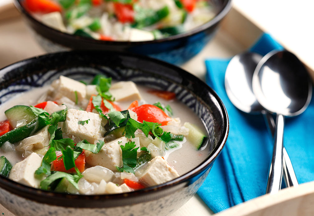 Ragoût de tofu indonésien avec légumes printaniers