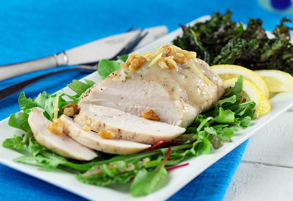 Poulet au citron et noix avec croustilles de chou vert frisé