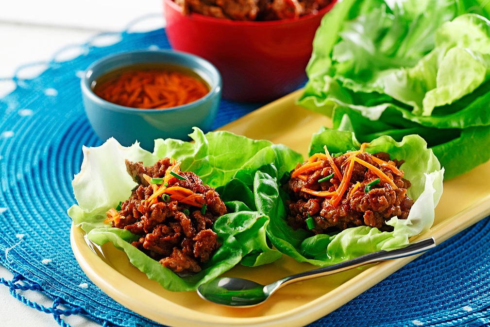 Rollitos de lechuga con salsa de agave y chipotle