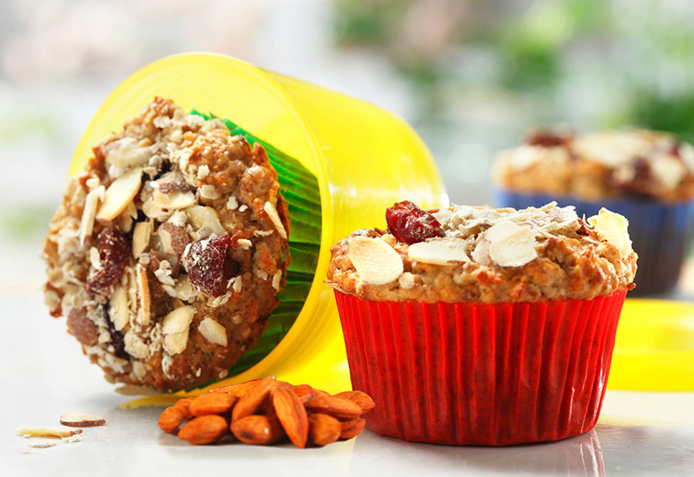 Magdalenas de muesli con almendras y arándanos