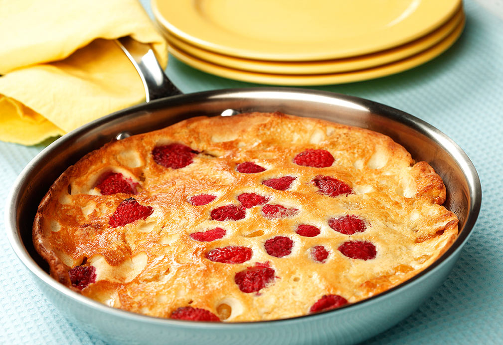 Panqueque al horno con frutas y bayas salteadas