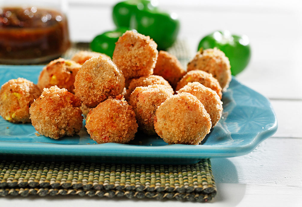 Buñuelos de queso ricotta y elote con salsa de tomatillo y chipotle 