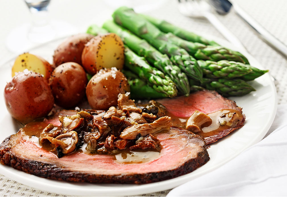 Rôti de bœuf avec sauce aux champignons sauvages