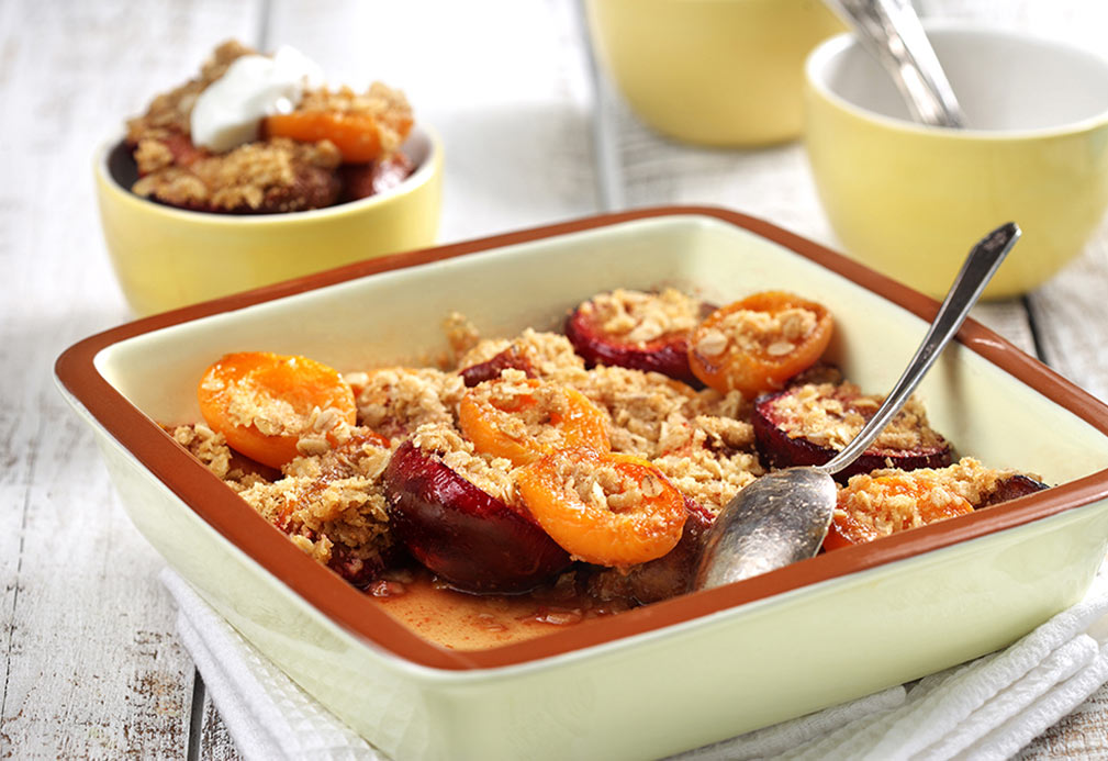 Fruits à noyau rôtis avec biscuit émietté