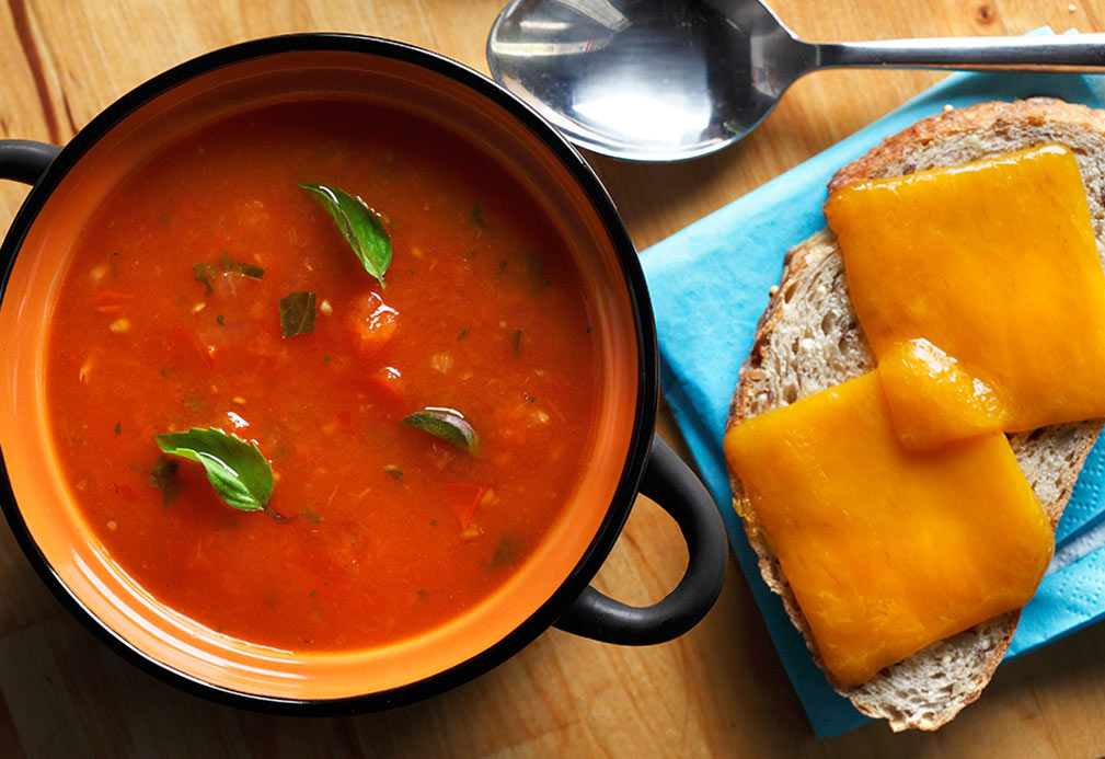 Soupe campagnarde au tomate avec crostini au fromage fondant