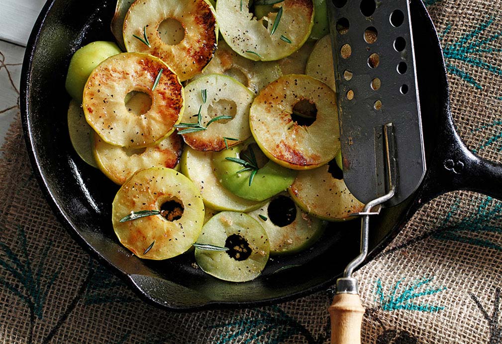 Sabrosas manzanas sofreídas al romero