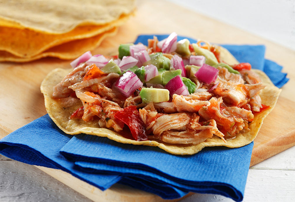 Tostadas de pollo con salsa fresca picante 