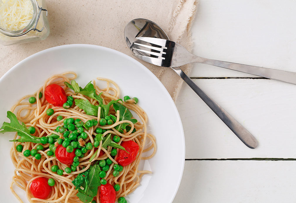 Espagueti con arúgula, chícharos y tomates 