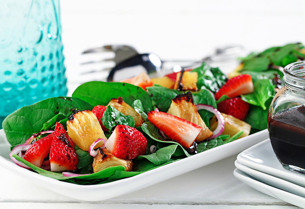 Ensalada de espinaca con frutas frescas y frutas a la parrilla