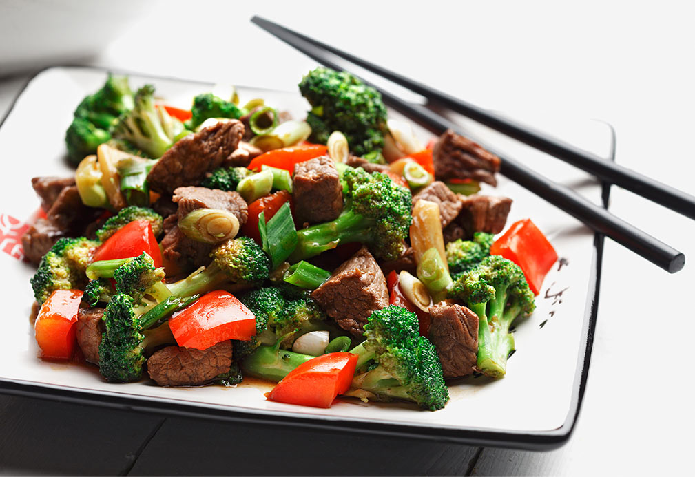 Salteado de brócoli, pimientos rojos y carne de res 