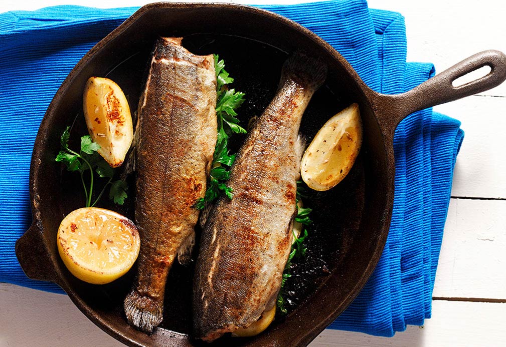 La traditionnelle truite frite à la poêle