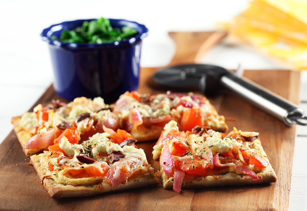 Pizza végétarienne grecque de pain plat avec épinards sautés