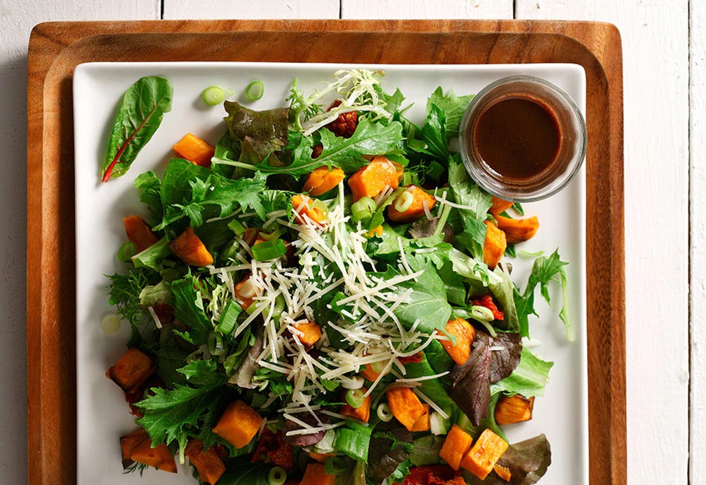 Ignames chaudes, tomates séchées et salade de roquette