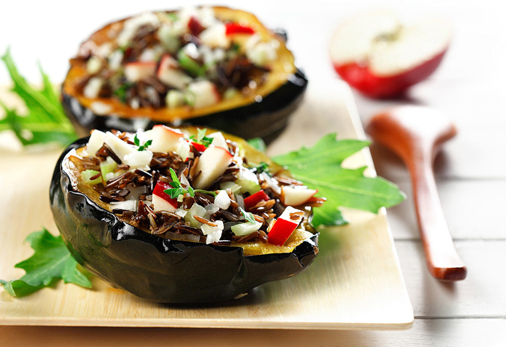 Courge poivrée farcie de riz sauvage et pomme