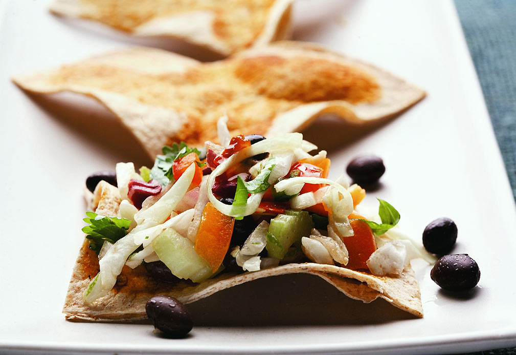 Picante ensalada de col con triángulos de tortilla de trigo entero