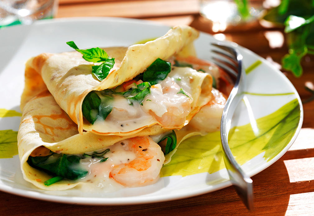 Crepas rellenas de camarones, espinacas y hierbas