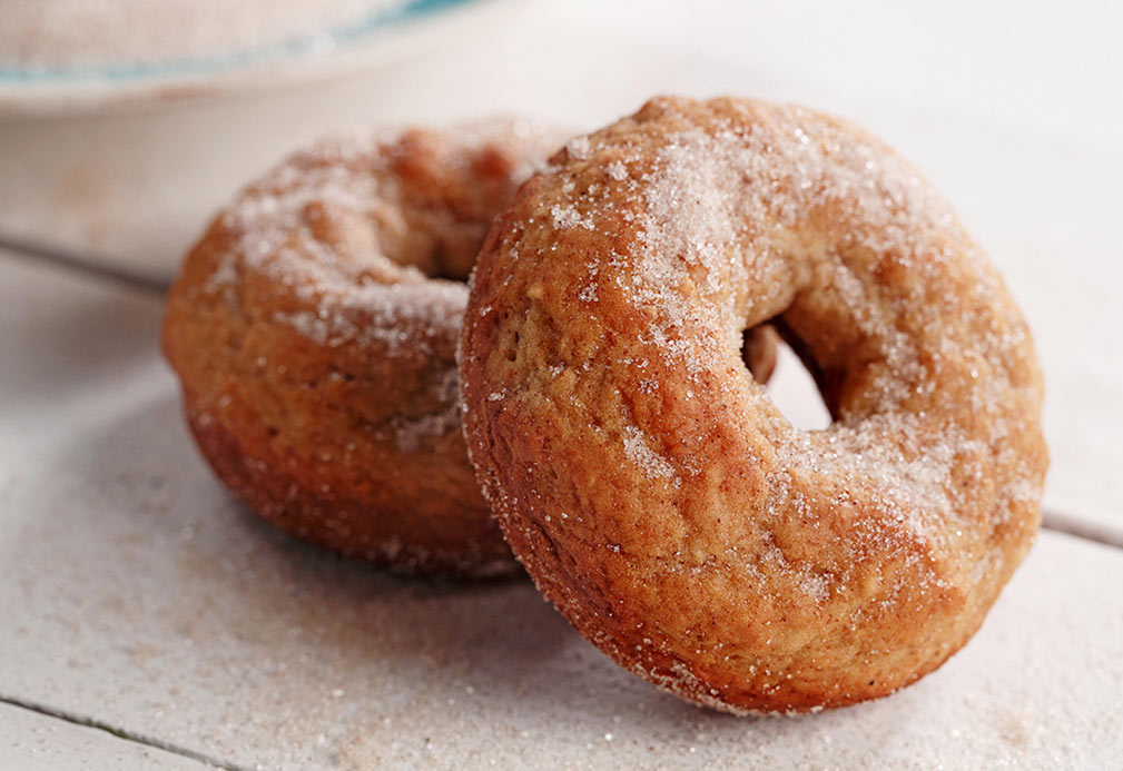 Donitas horneadas de puré de manzana con especias